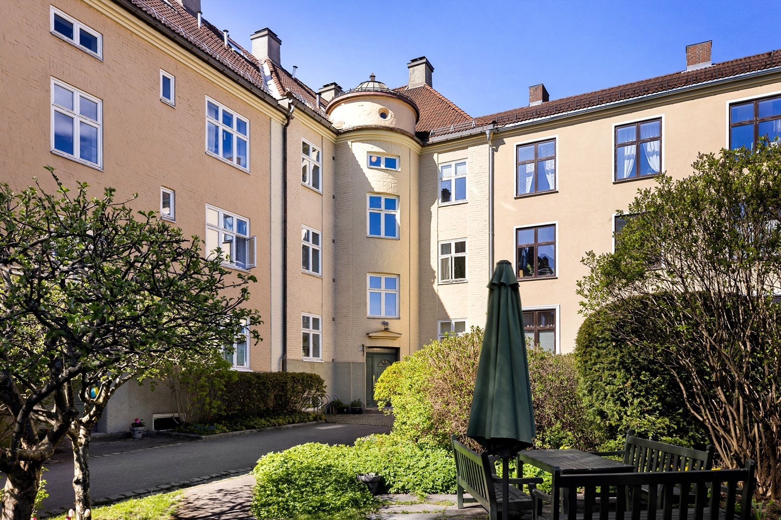 Hyggelige sittegrupper i bakgården. Galleribilde