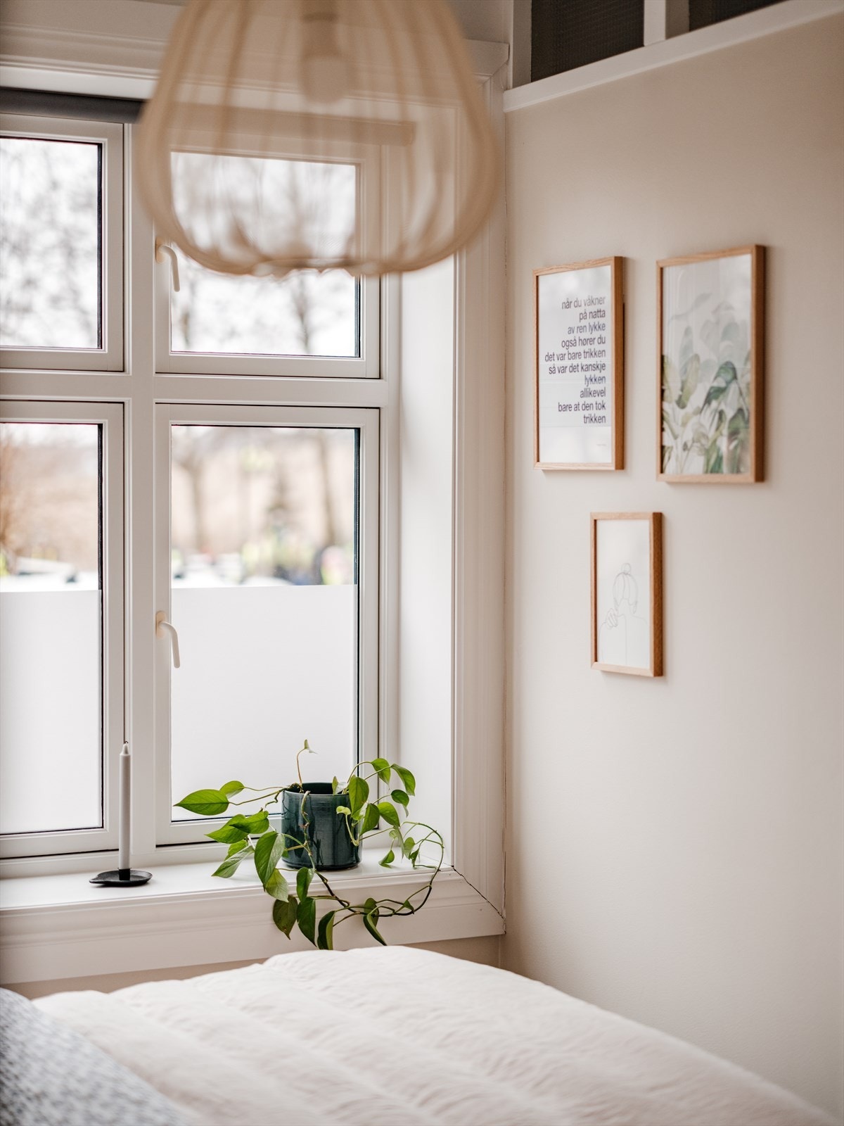 Store vindusflater på soverommet som slipper inn rikelig med lys. Galleribilde