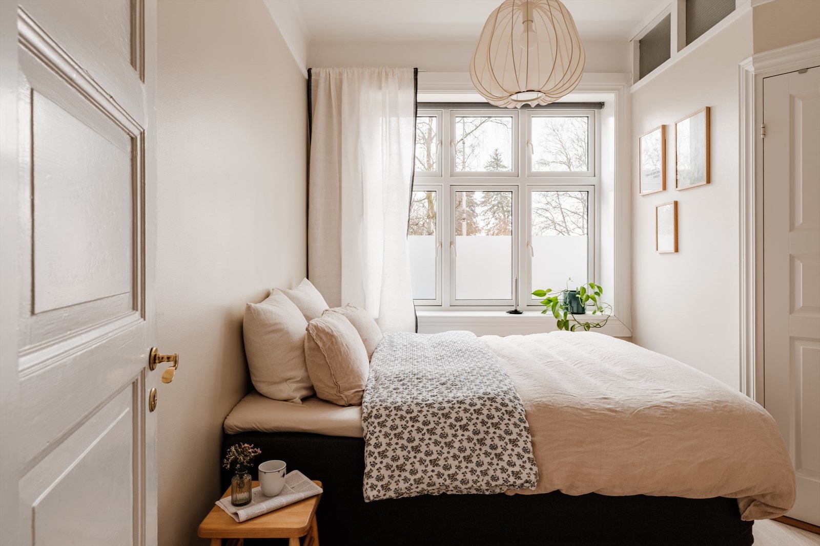Lunt og romslig soverom med plass til dobbeltseng, nattbord og skyvedørsgarderobe. Galleribilde