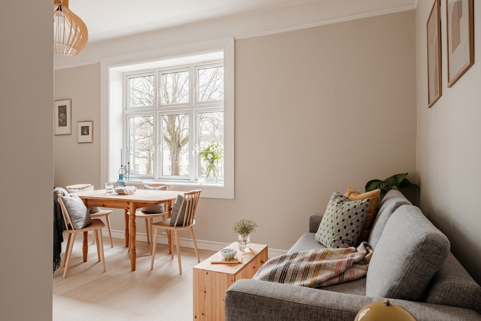 Rommet kan enkelt innredes med sofa, TV-møblement og spisebord. Galleribilde