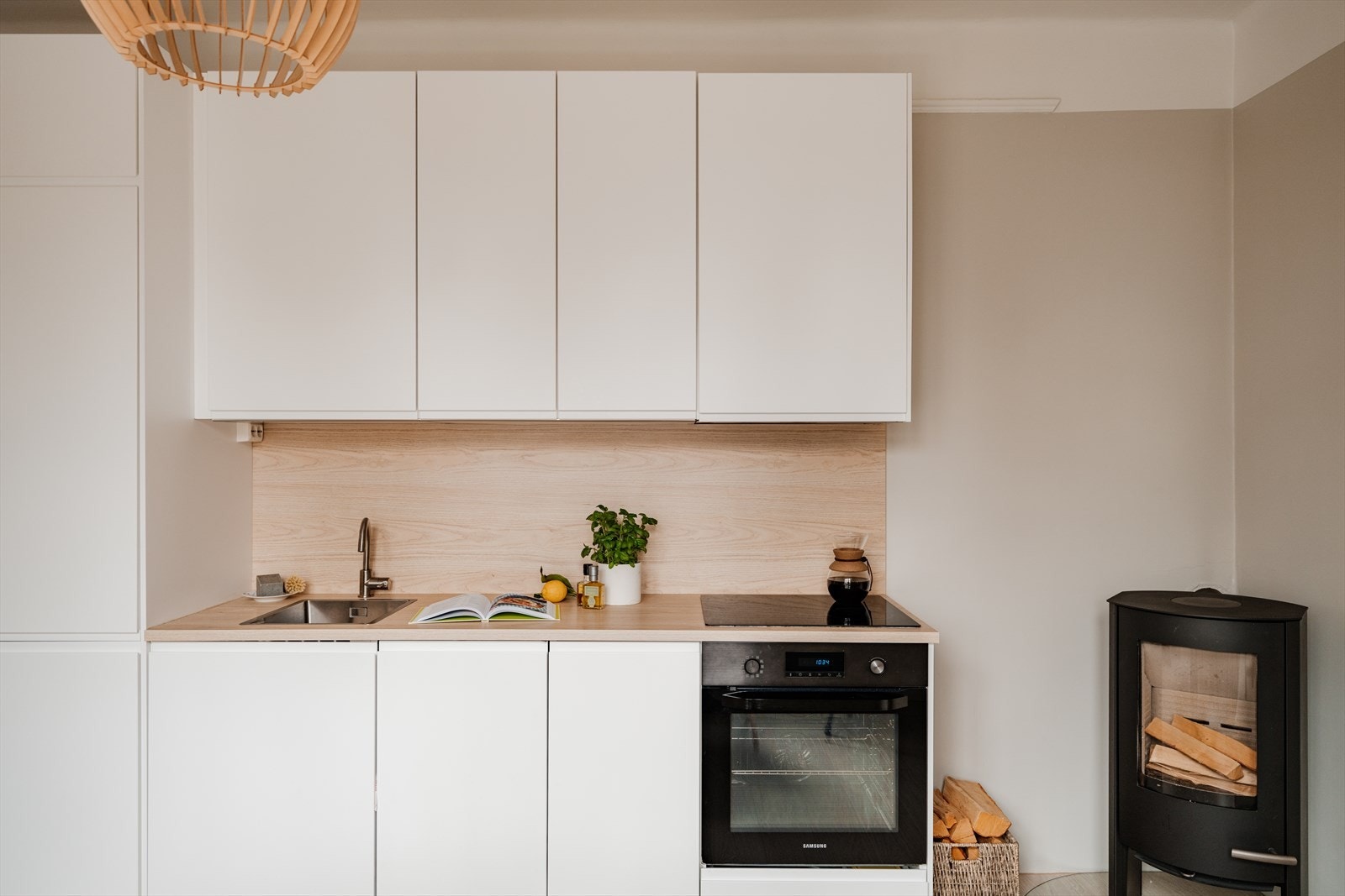 Moderne IKEA kjøkkeninnredning fra 2021 med glatte stilrene fronter. Galleribilde