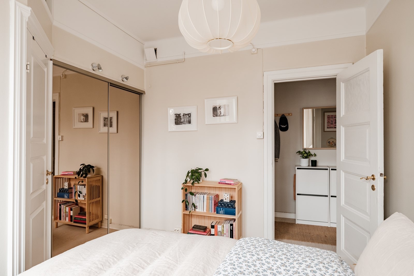 Det er god plass til klær og annet tilbehør i tilhørende skyvedørsgarderobe. Galleribilde