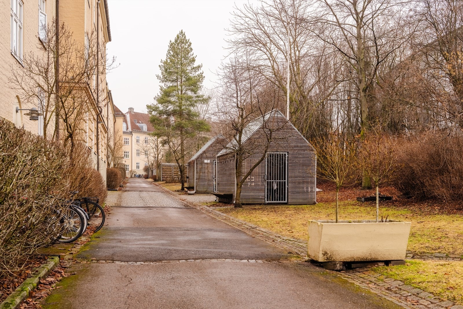 Borettslaget disponerer store uteboder med mulighet til å parkere sykler og barnevogner. Galleribilde