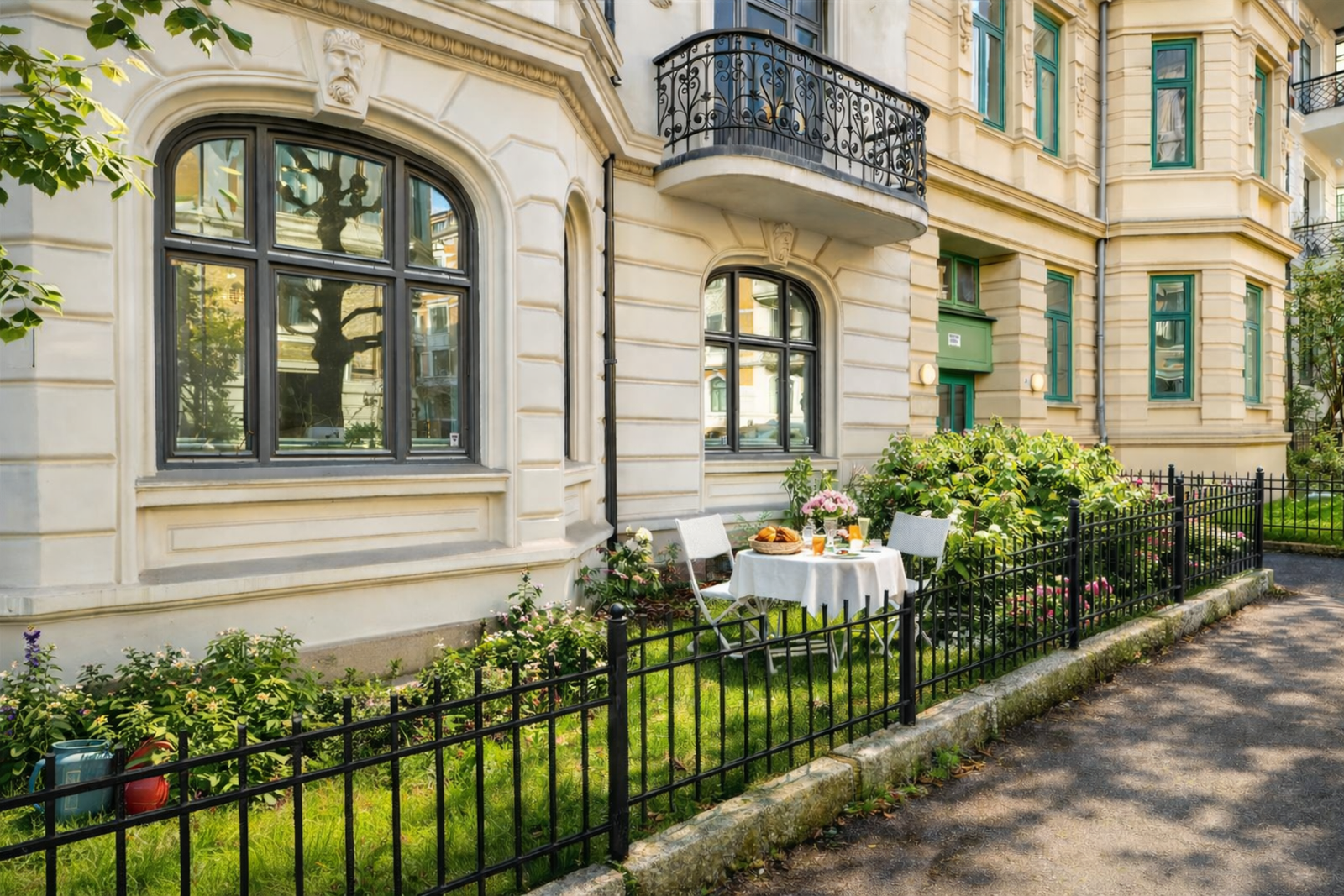 Leiligheten ligger i en høy 1. etasje. Utenfor leiligheten er det en hyggelig forhage hvor man kan nyte kaffen i solen om sommeren. Bildet er AI redigert. Galleribilde