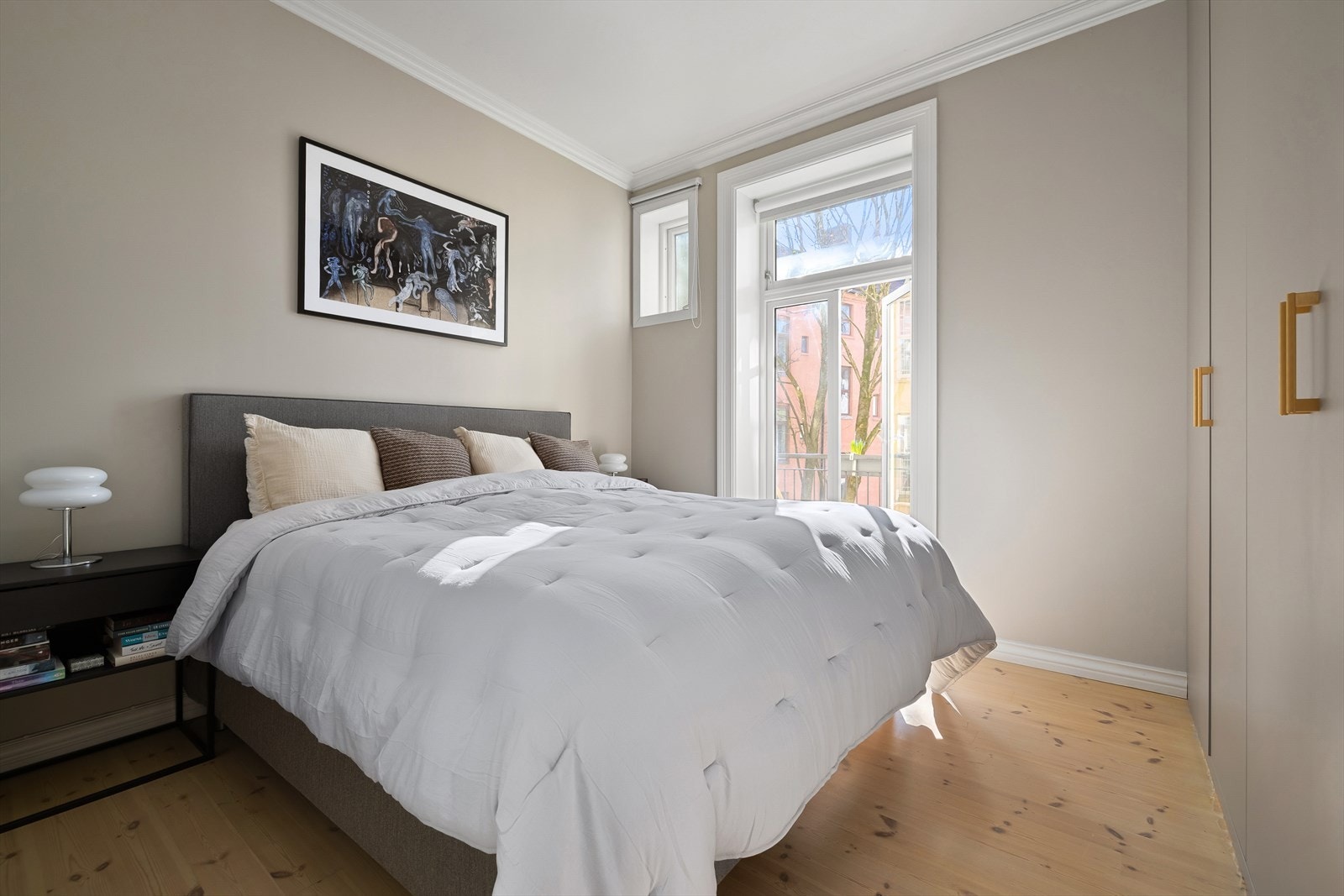 Soverommet er innredet med et stort plassbygd garderobeskap av Garderobeeksperten i 2024 som gir rikelig med oppbevaringsplass. Galleribilde