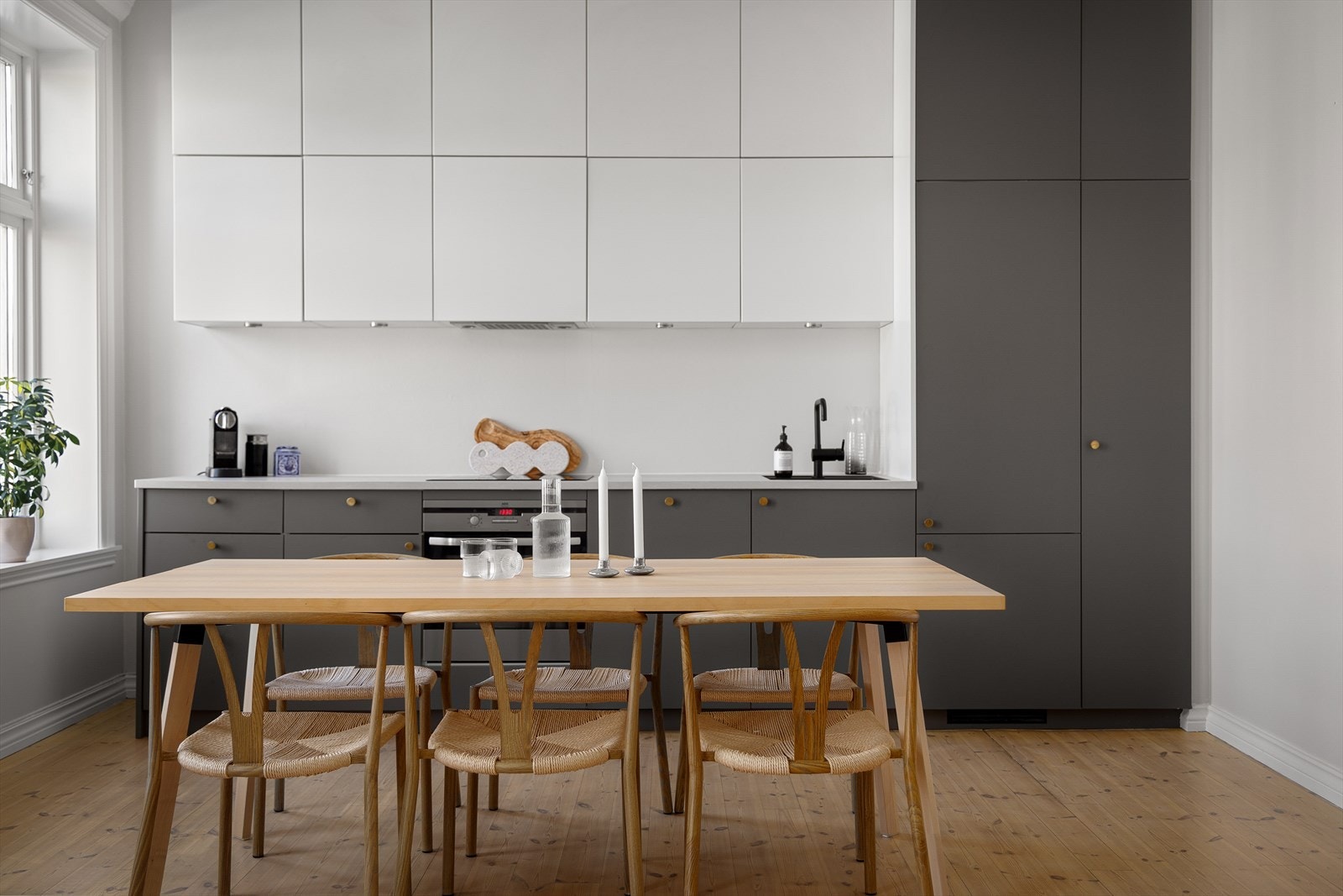 Kjøkkenet er levert av Kvik og er innredet med slette fronter og integrerte hvitevarer. Ble oppgradert med mørkegrå fronter, benkeplate, underlimt vask og kjøleskap av Kvik i 2024. Galleribilde