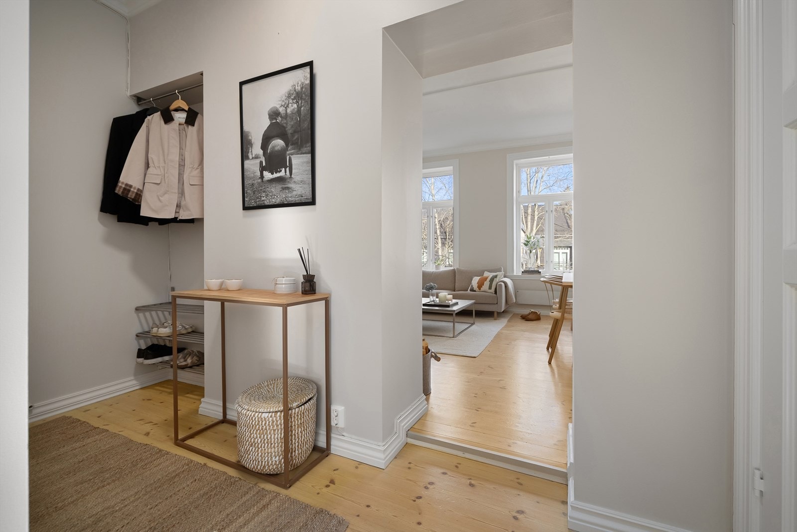 Leilighetens entré er romslig og innbydende. Her er det også praktisk plass for oppheng av ytterklær og plassering av sko. Galleribilde