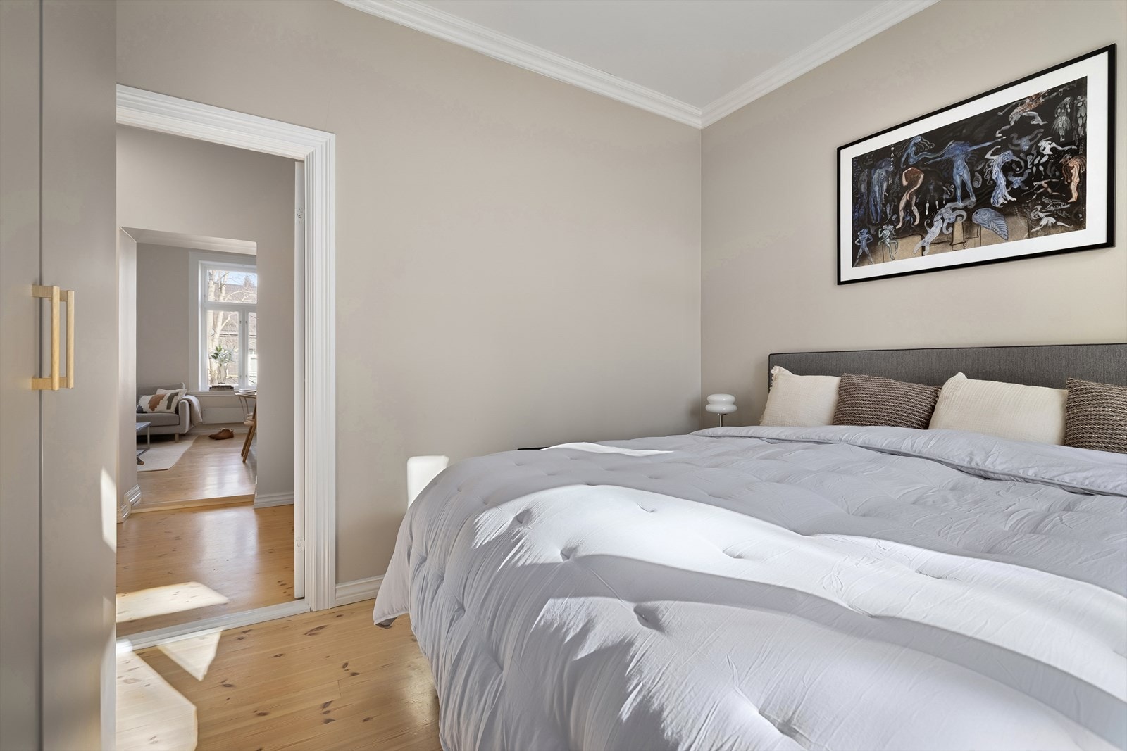 Videre er leilighetens soverom av god størrelse og vendt mot rolig bakgård, med plass til å innrede med stor dobbeltseng (200x180) og annen ønskelig møblering. Galleribilde