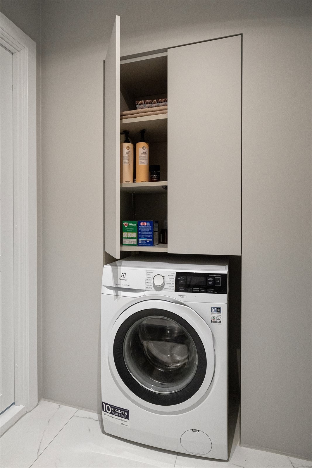 På badet er det også opplegg for vaskemaskin, hvor man finner det innebygde skapet. Galleribilde