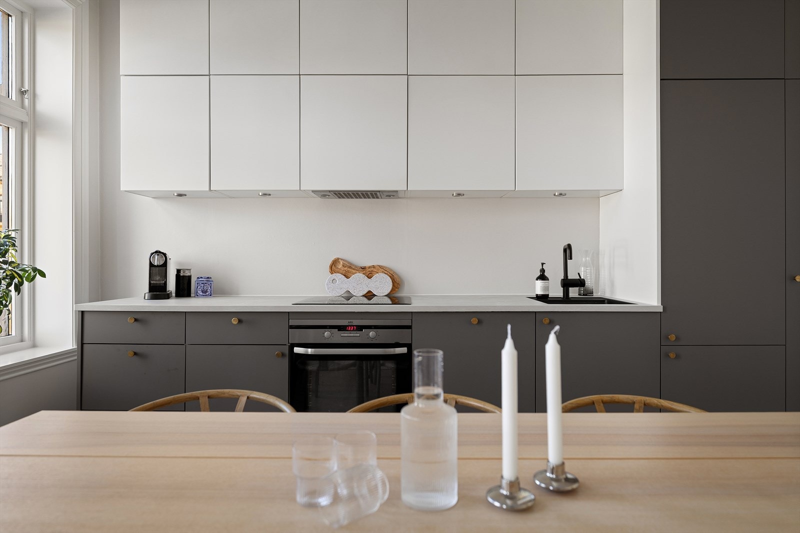 På kjøkkenet er takhøyden godt utnyttet, noe som gir rikelig med skapplass. Galleribilde