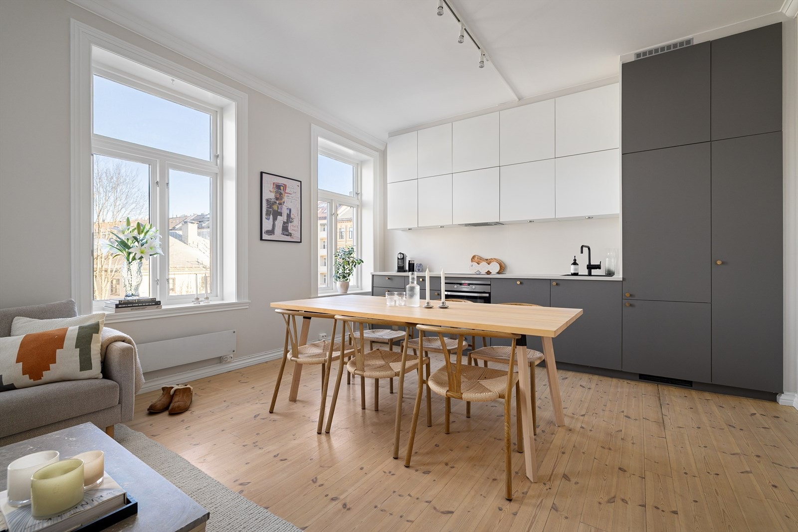 I tilknytning til kjøkkenet innredes det naturlig med spisebord. Galleribilde