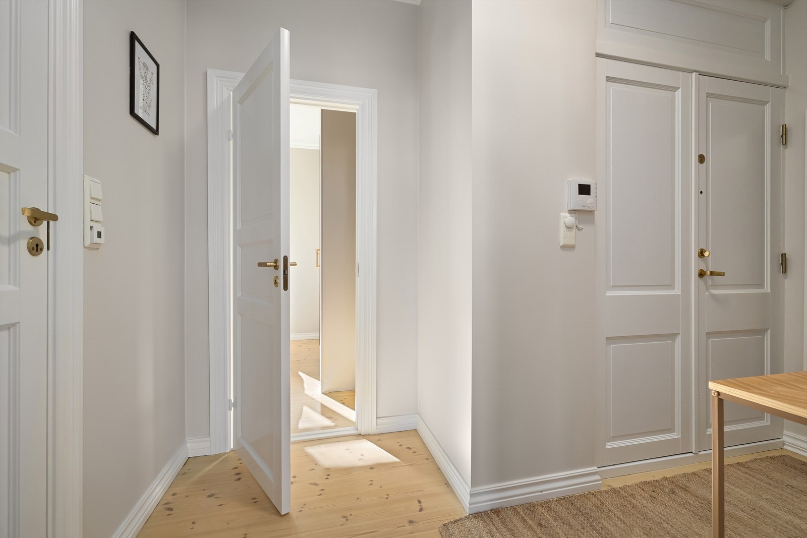 Entréen tar deg til alle rom i leiligheten, og gjestene slippes enkelt inn med dørtelefon som er plassert her. Galleribilde