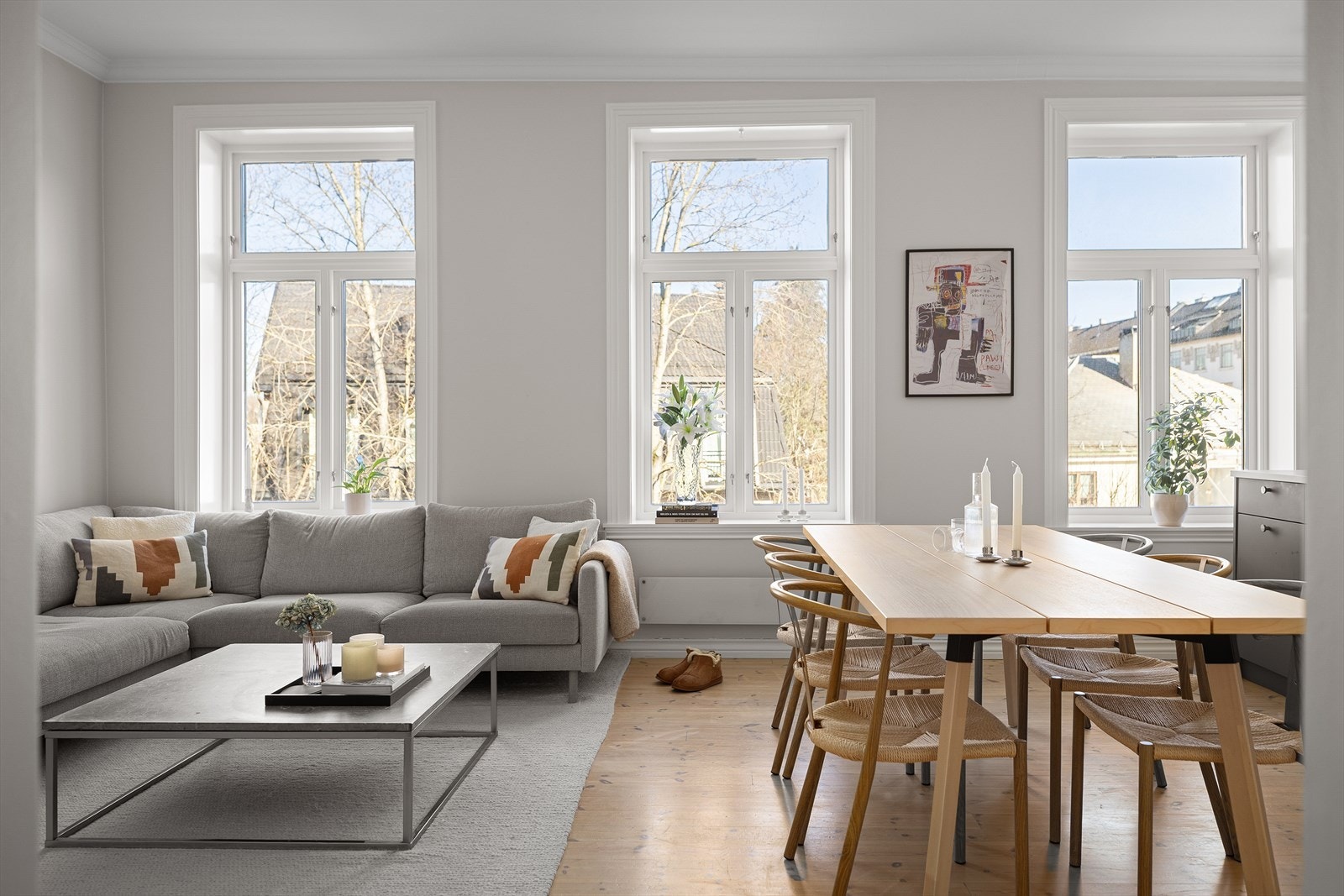 Stuen er lys og innbydende med store vindusflater som slipper inn rikelig med naturlig lys og gir rommet en luftig atmosfære. Galleribilde