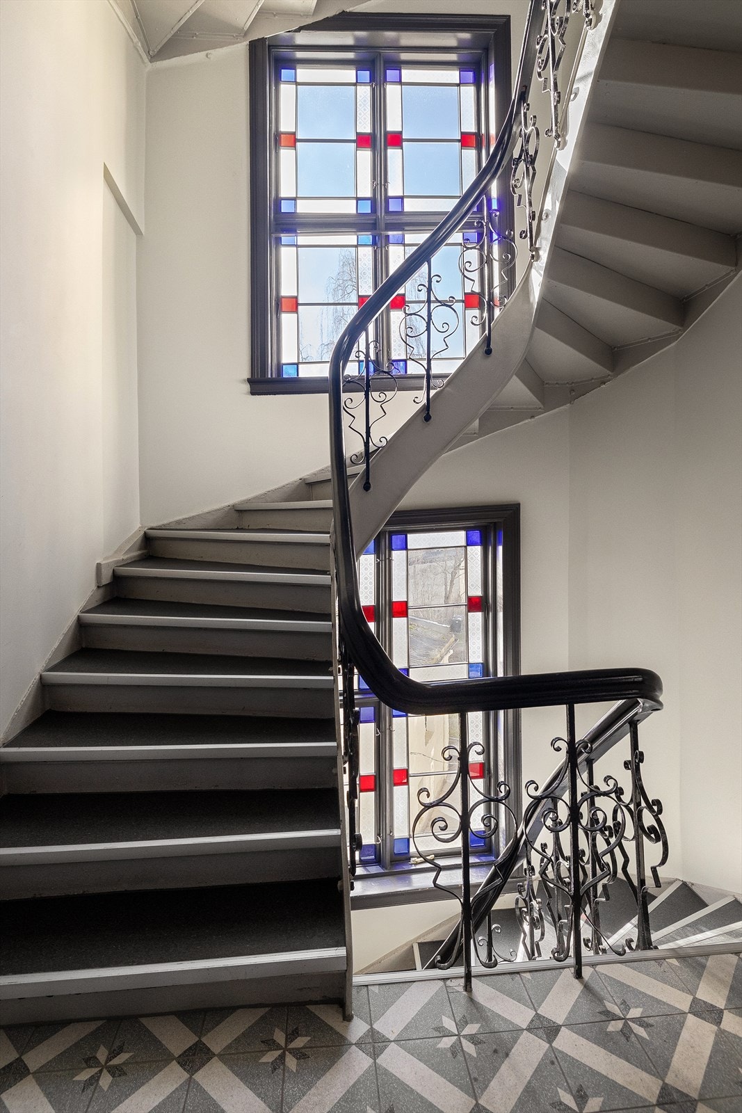 Leiligheten ligger i en velholdt, klassisk bygård. Galleribilde