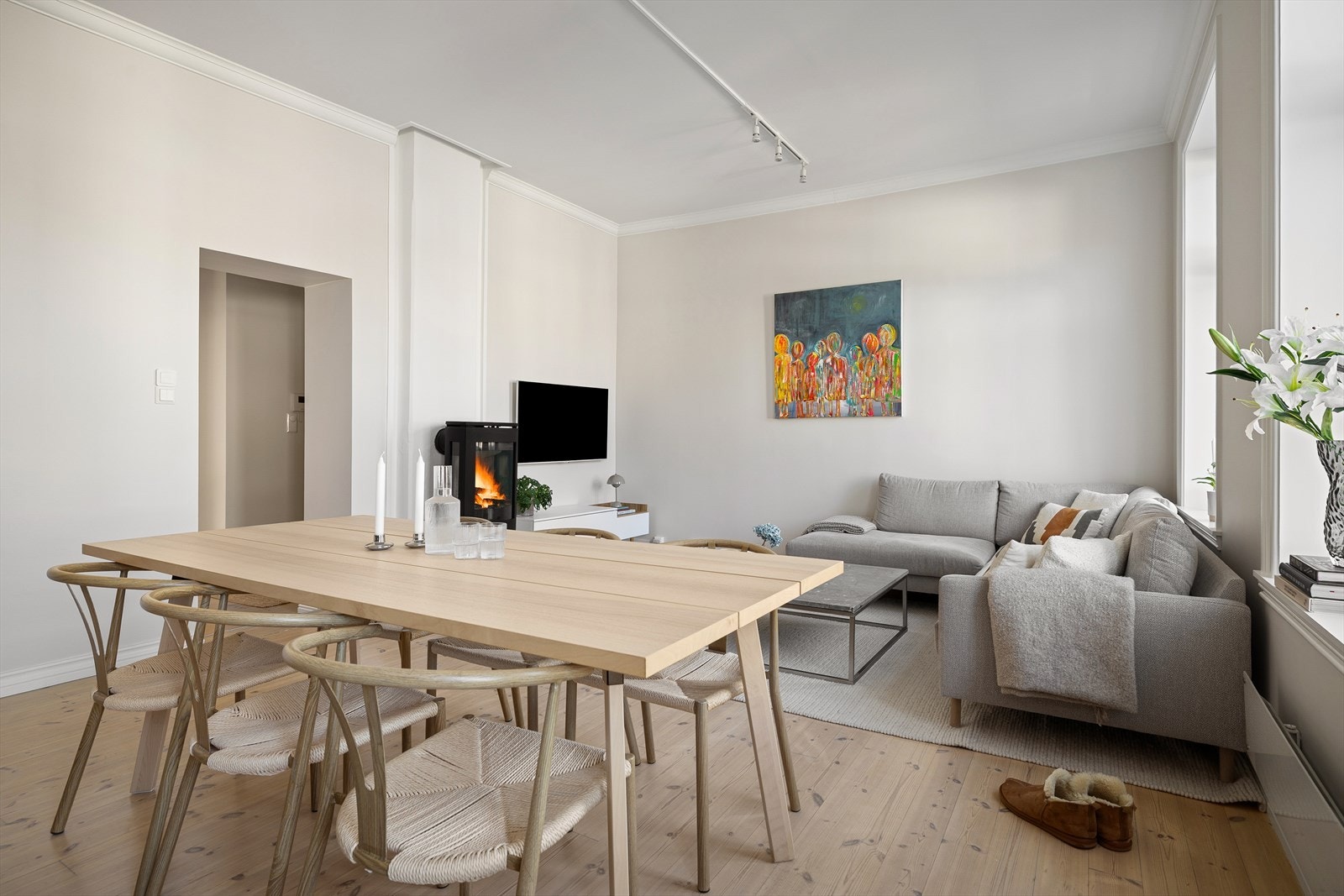 Det er åpen løsning mellom stue og kjøkken, med god plass til å innrede med både spisestue og sofagruppe. Galleribilde