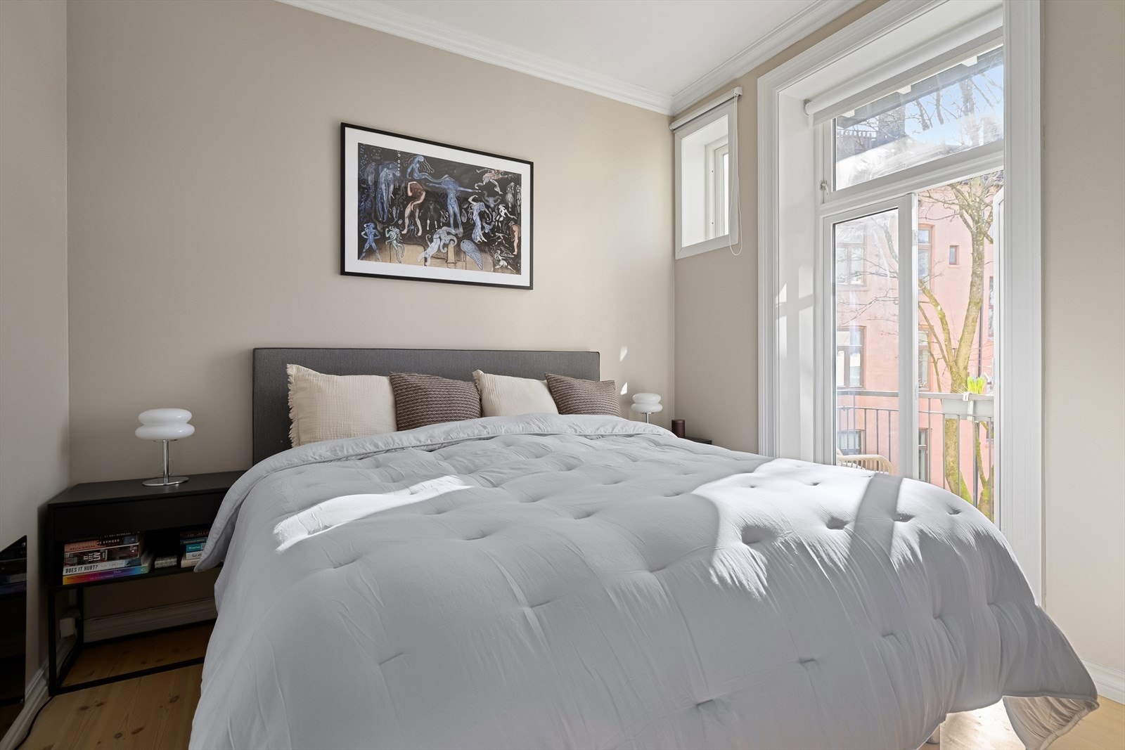 Fra soverommet har man også utgang til leilighetens balkong. Galleribilde