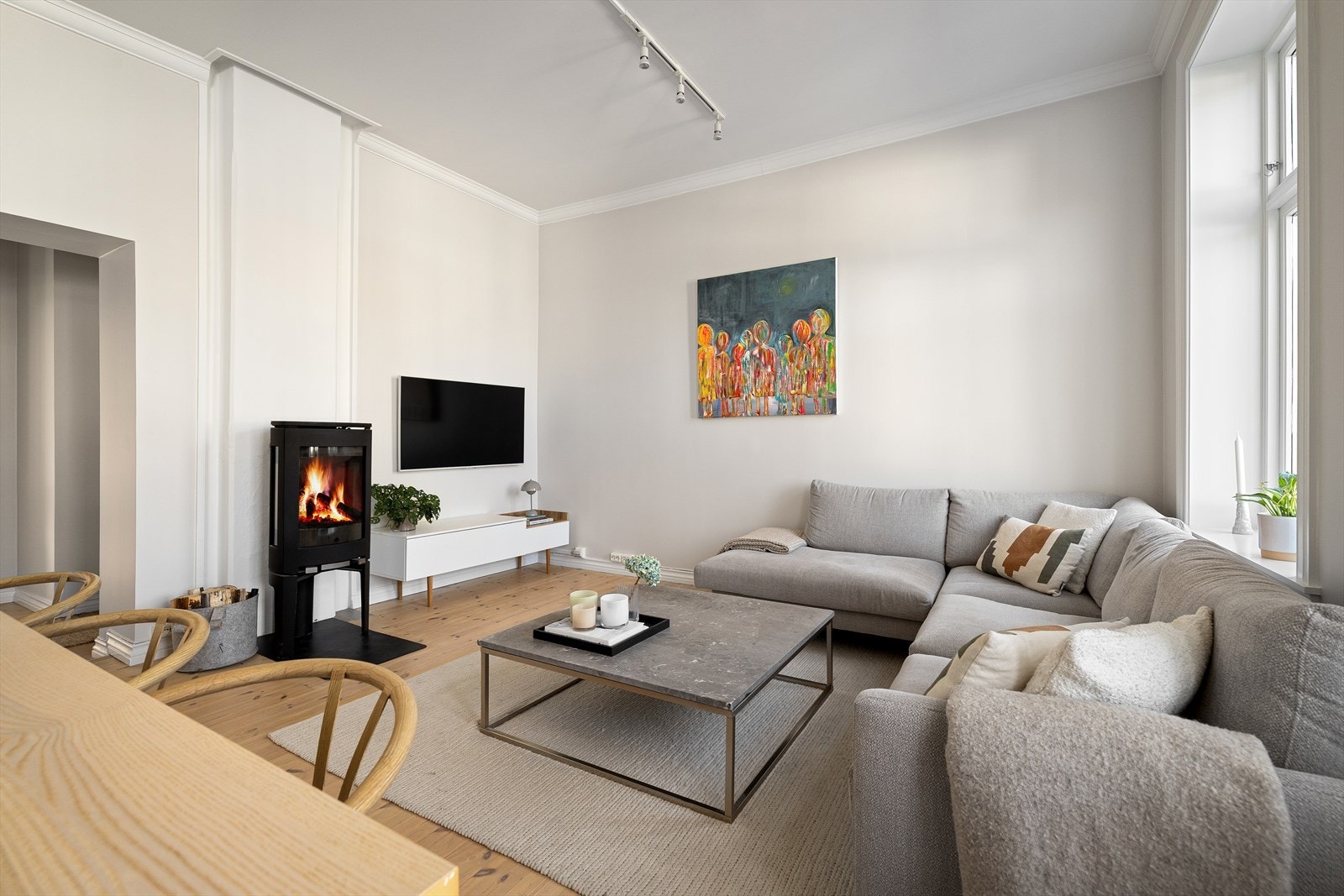 I stuen har leiligheten også vedovn, som gir godt med varme på de kaldere dagene samt en lun og hjemmekoselig stemning. Galleribilde