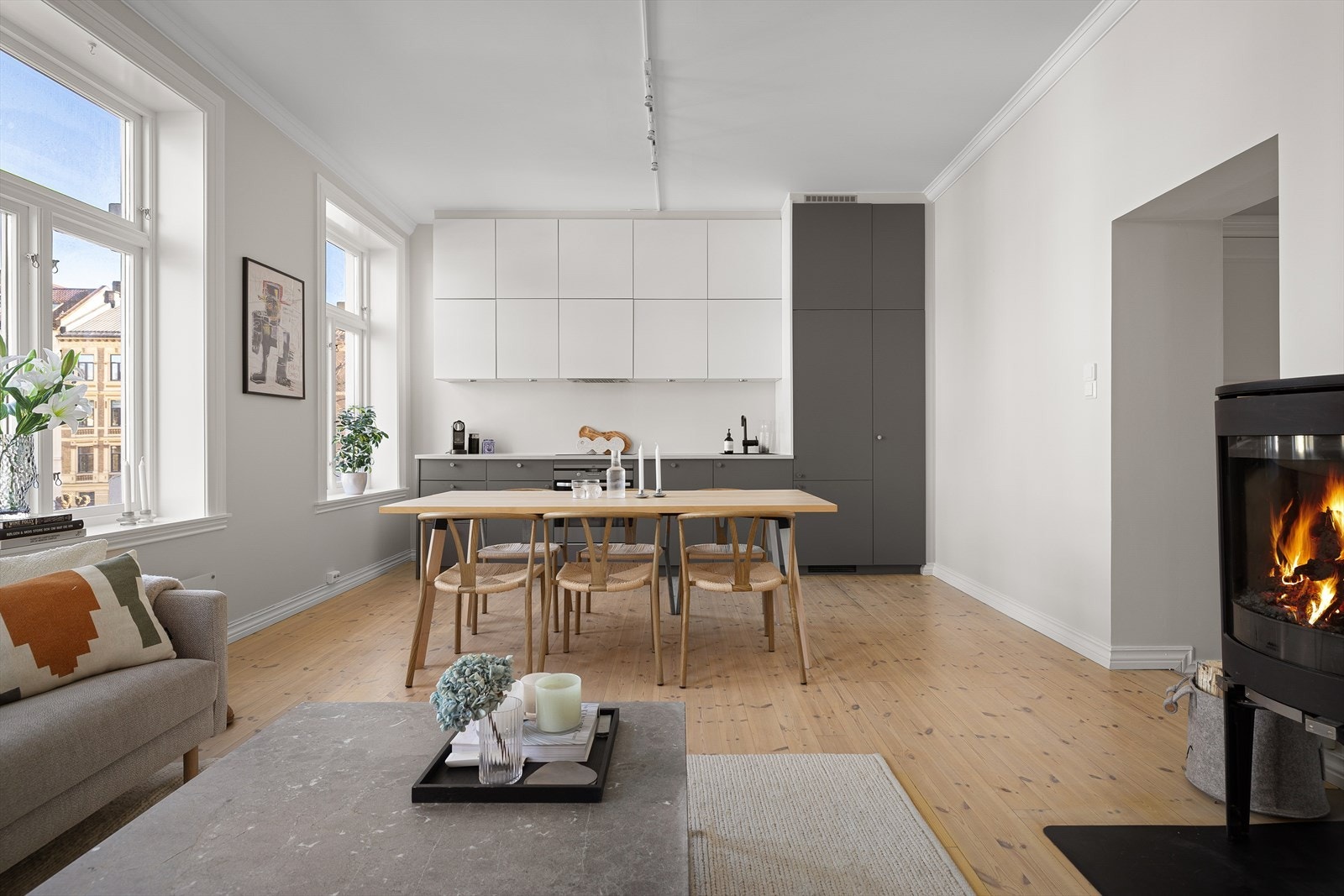 Overflatene består av slette malte vegger, heltre parkettgulv og malte overflater i himling. Galleribilde