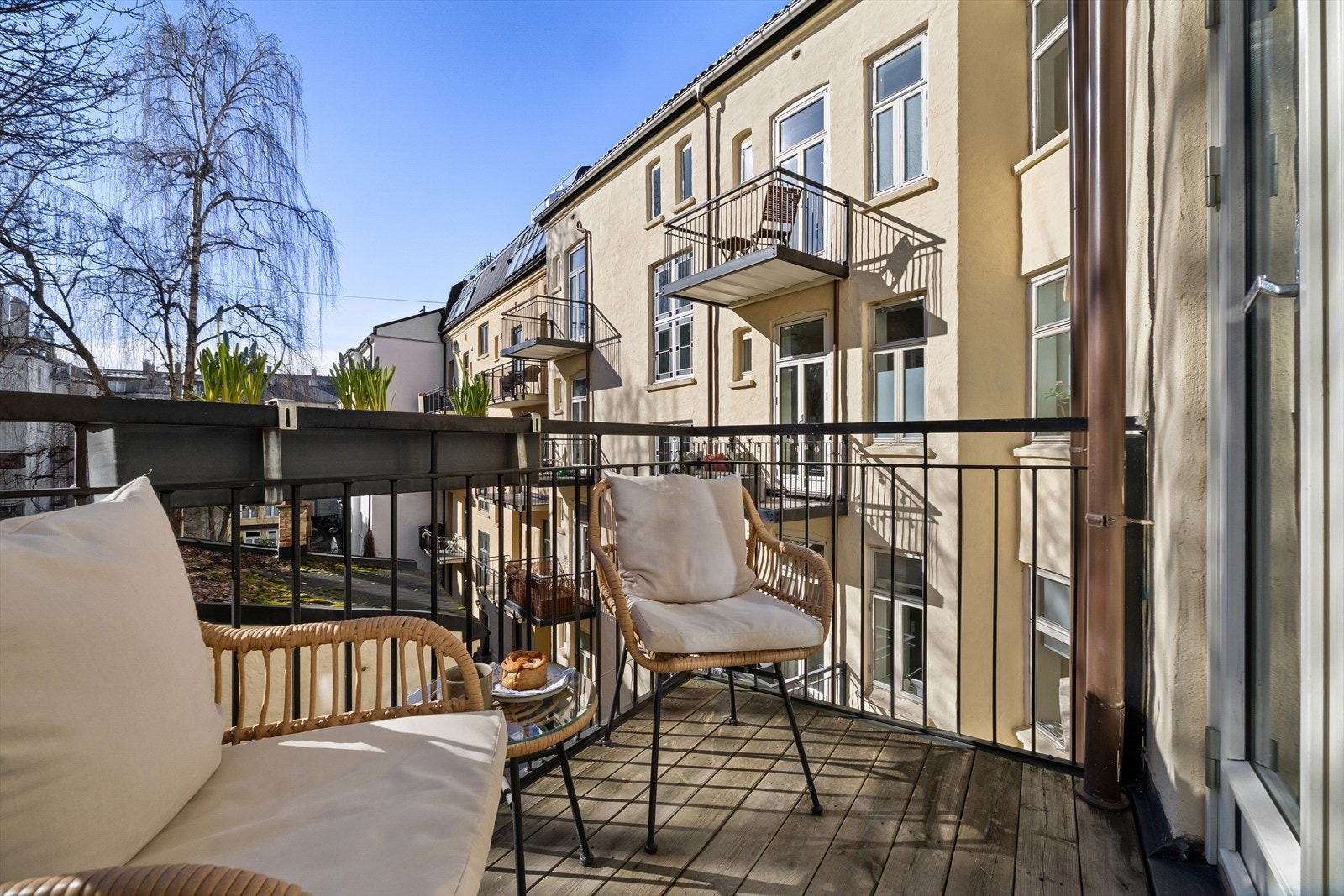 Her er det plass til utemøbler, som gjør det til et perfekt sted å nyte kveldssolen eller en morgenkaffe. Galleribilde