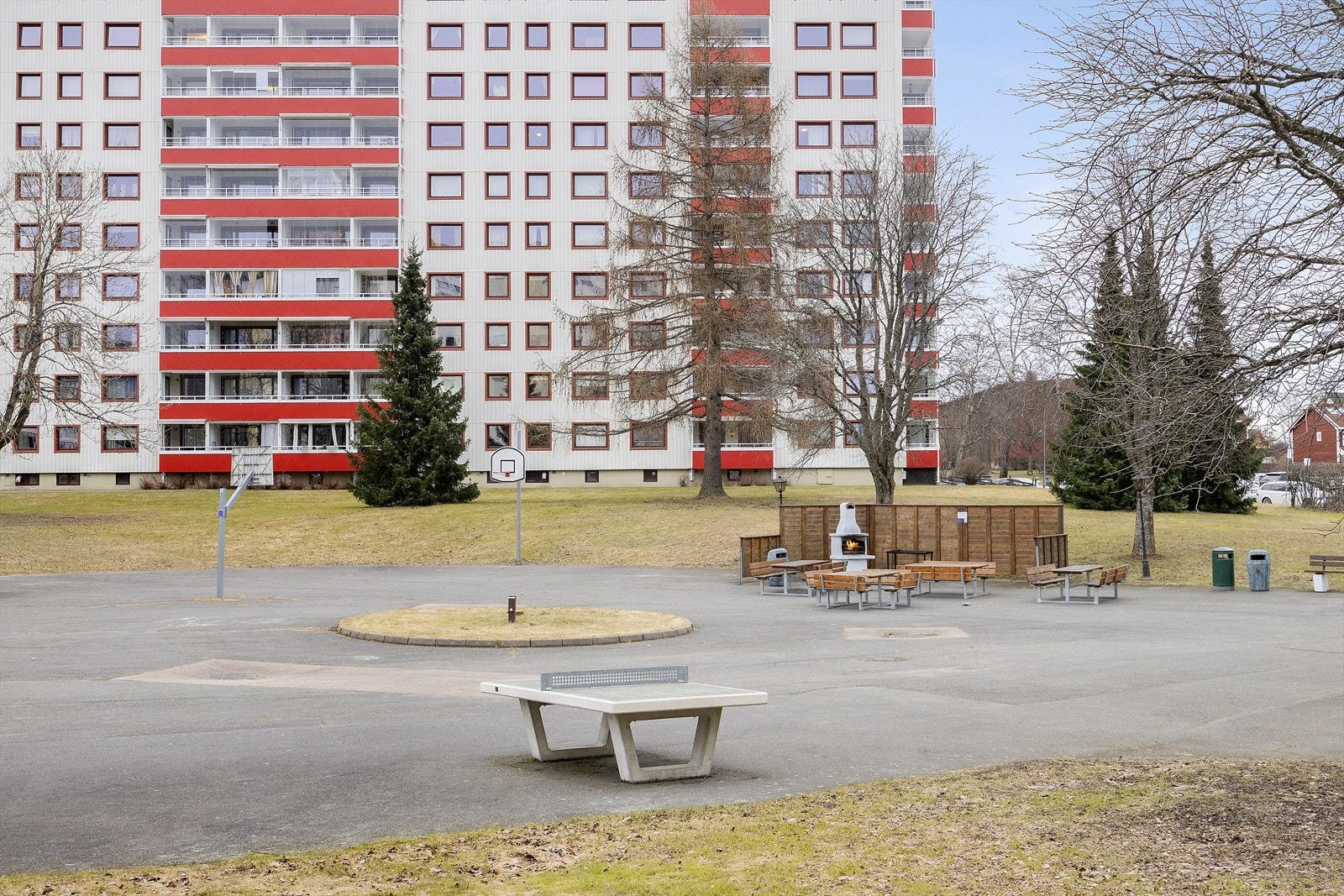 Åpne fellesområder med plen og luft mellom blokkene i borettslaget Galleribilde