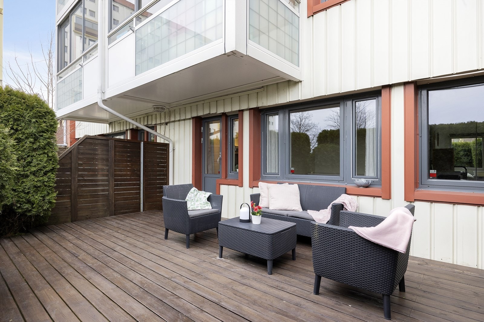 Terrasse på bakkeplan med plass til sittegruppe og direkte utgang fra stuen Galleribilde