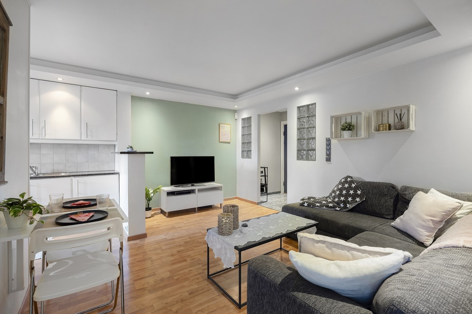 Stuen har god plass til både sofagruppe og spisebord Galleribilde