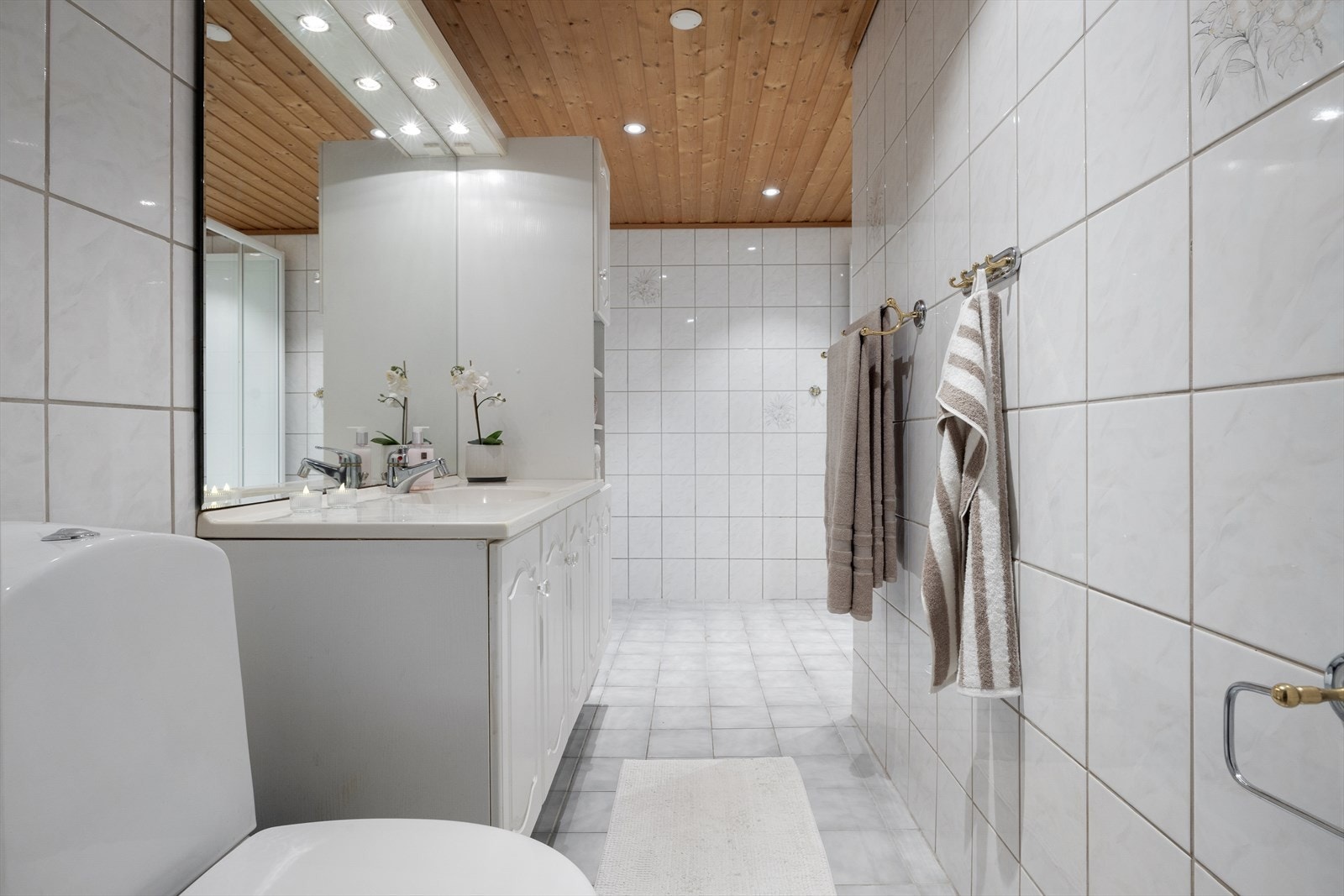 Badet er flislagt og har elektriske varmekabler i gulvet Galleribilde