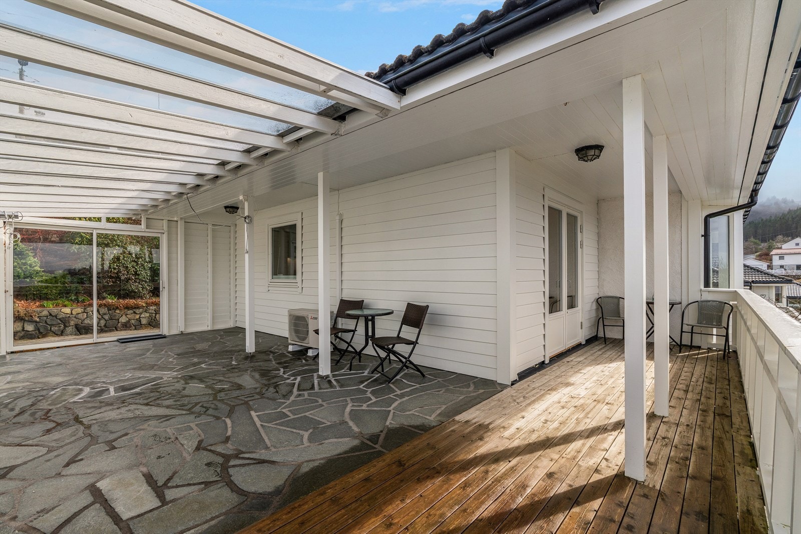 Terrassen har tilkomst både fra spisestuen og utvendig Galleribilde