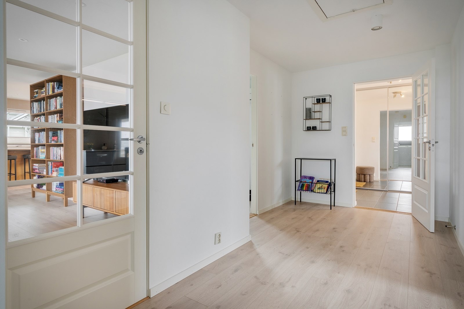 Innbydende gang som knytter rommene sammen. Trappestige til loft Galleribilde