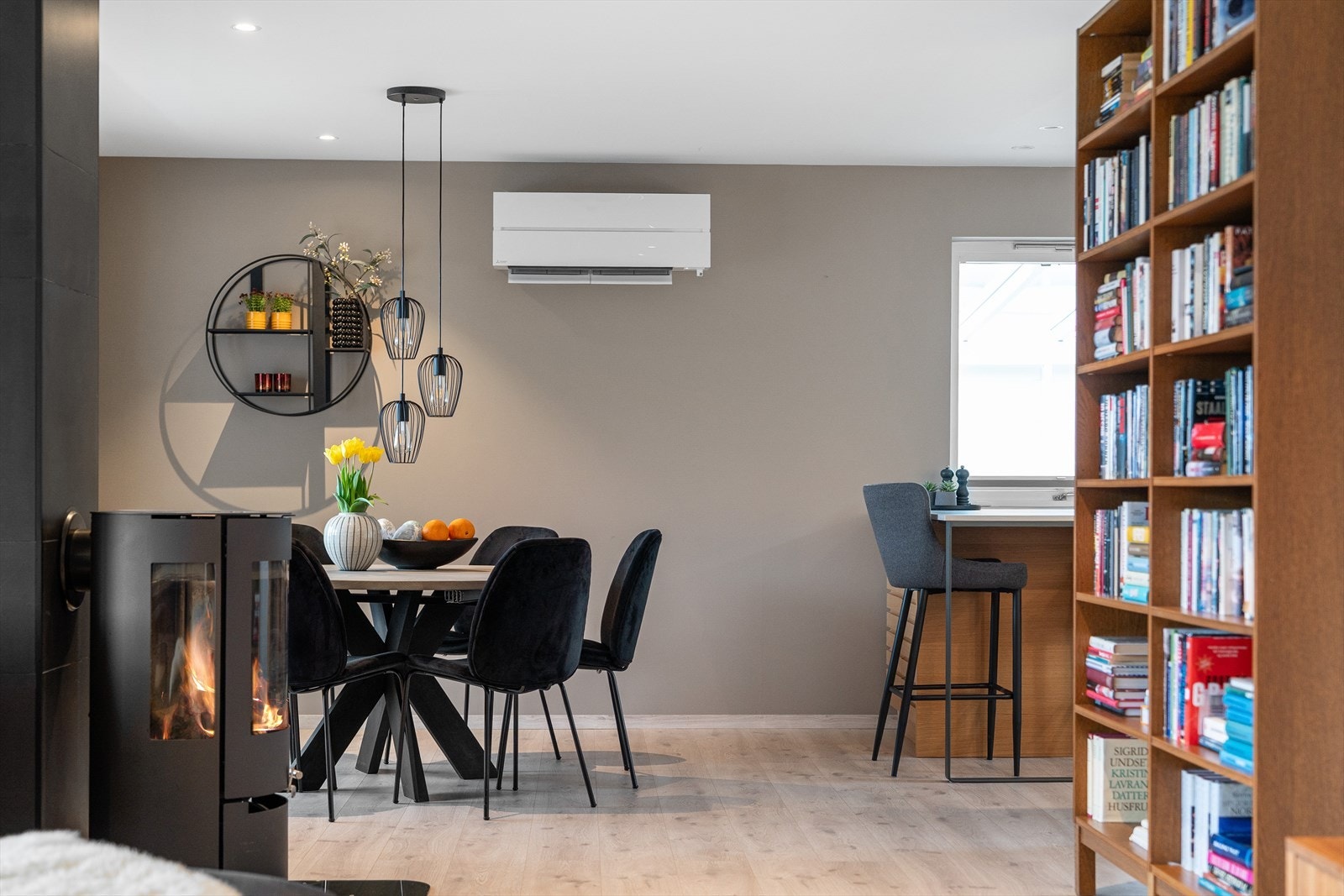 Vedovnen (fra 2021) byr både på god varme og en hyggelig atmosfære året rundt. I tillegg er boligen utstyrt med luft-til-luft varmepumpe i spisestuen-delen (installert i 2022) Galleribilde