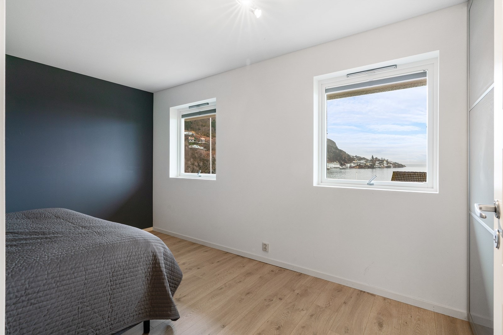 I denne etasjen er det tre soverom. Hovedsoverommet har nydelig sjøutsikt og er innredet med skyvedørsgarderobe Galleribilde