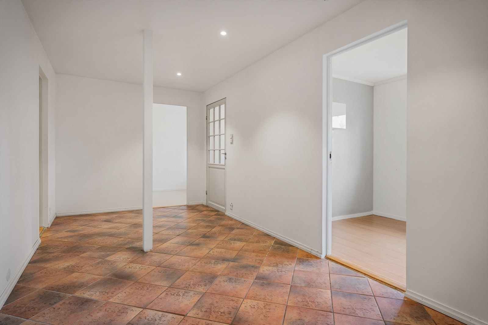 Hallen er flislagt og har god plass til garderobeløsninger, oppbevaring eller sittegruppe, og fungerer som et naturlig knutepunkt mellom underetasjeens ulike rom | Gulv varme Galleribilde