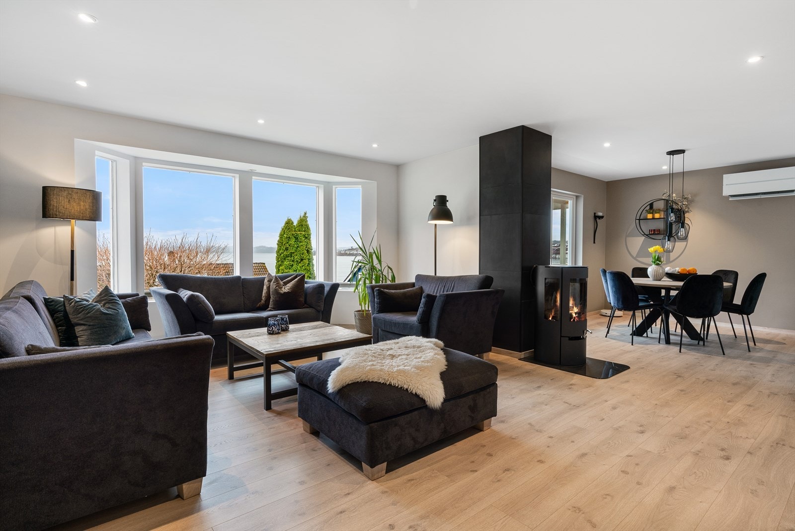 Boligen har en romslig og innbydende stue i åpen løsning mot spiseplass Galleribilde