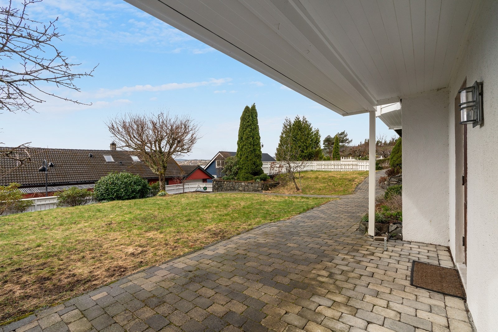 Inngangsparti til underetasjen | Her er også plass til å sette ut en sittegruppe Galleribilde