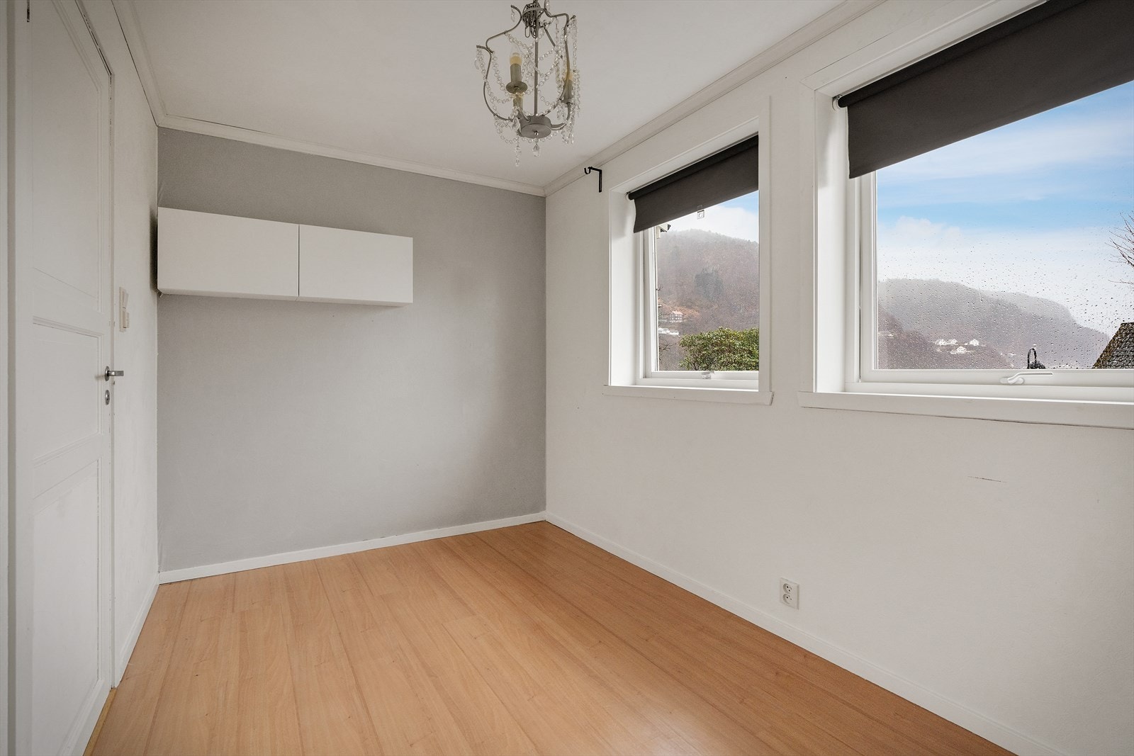 Underetasjen har to soverom hvor overflater er holdt i lyse og nøytrale fargetoner Galleribilde