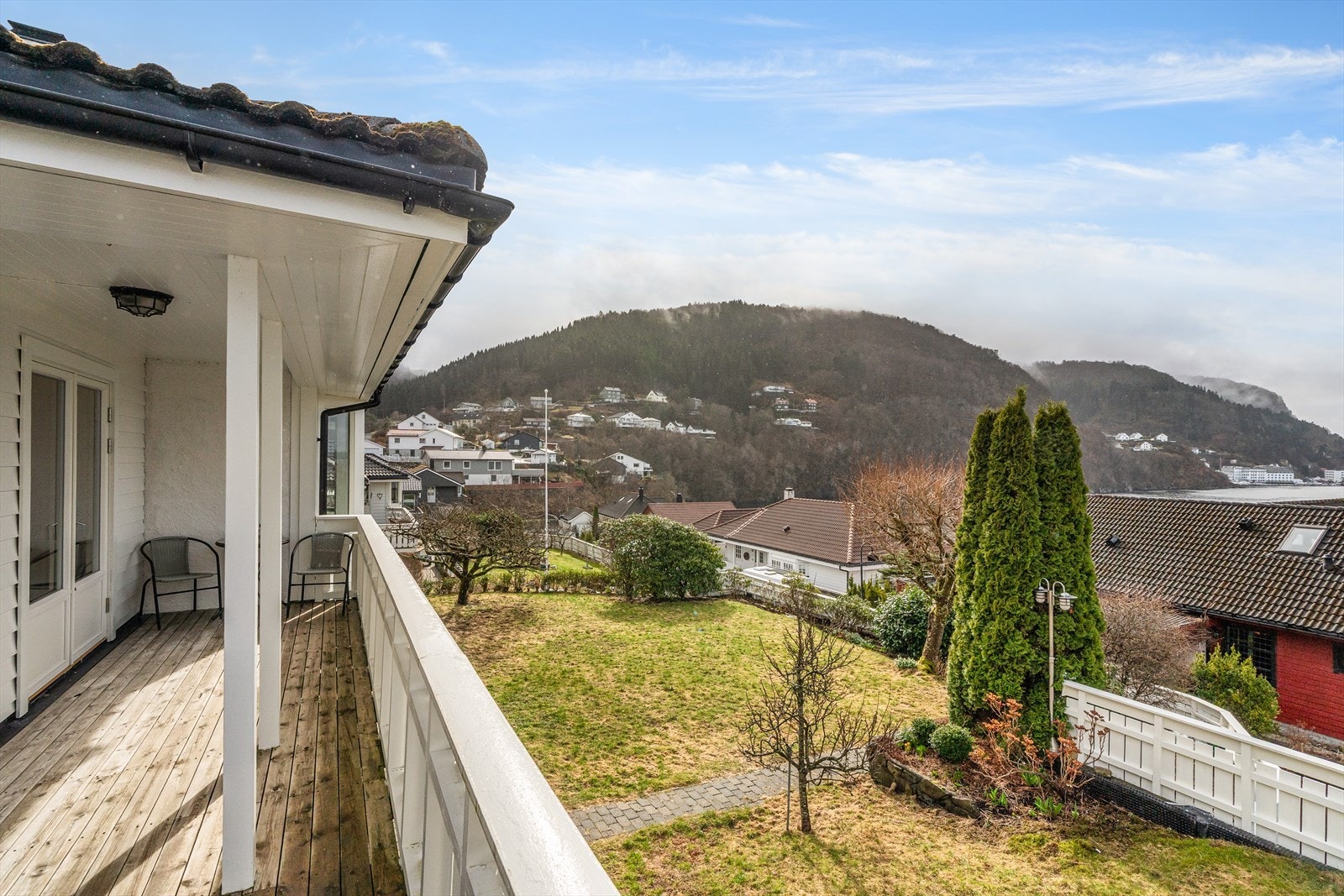 Store deler av terrassen har takoverbygg og hjørner hvor man sitter i ly både for vær og vind Galleribilde