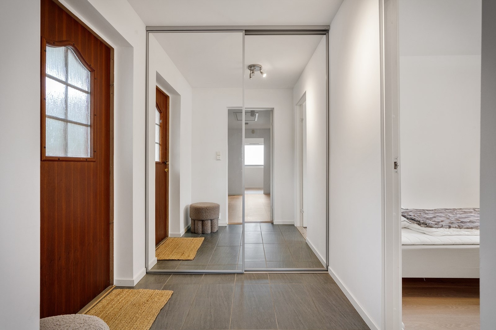 Man ønskes velkommen av et praktisk og oversiktlig vindfang med slitesterkt flislagt gulv | Innredet med skyvedørsgarderobe | Gulv varme Galleribilde