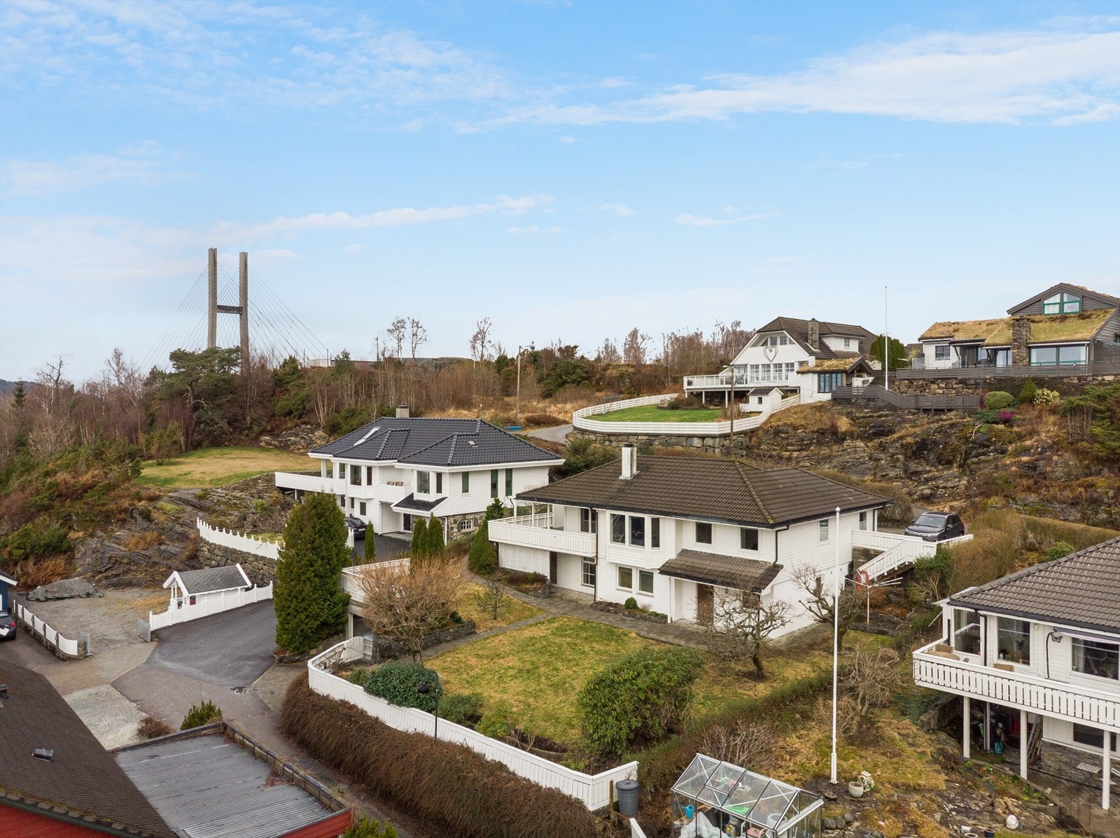 Romslig enebolig med flott beliggenhet og pent opparbeidet tomt Galleribilde