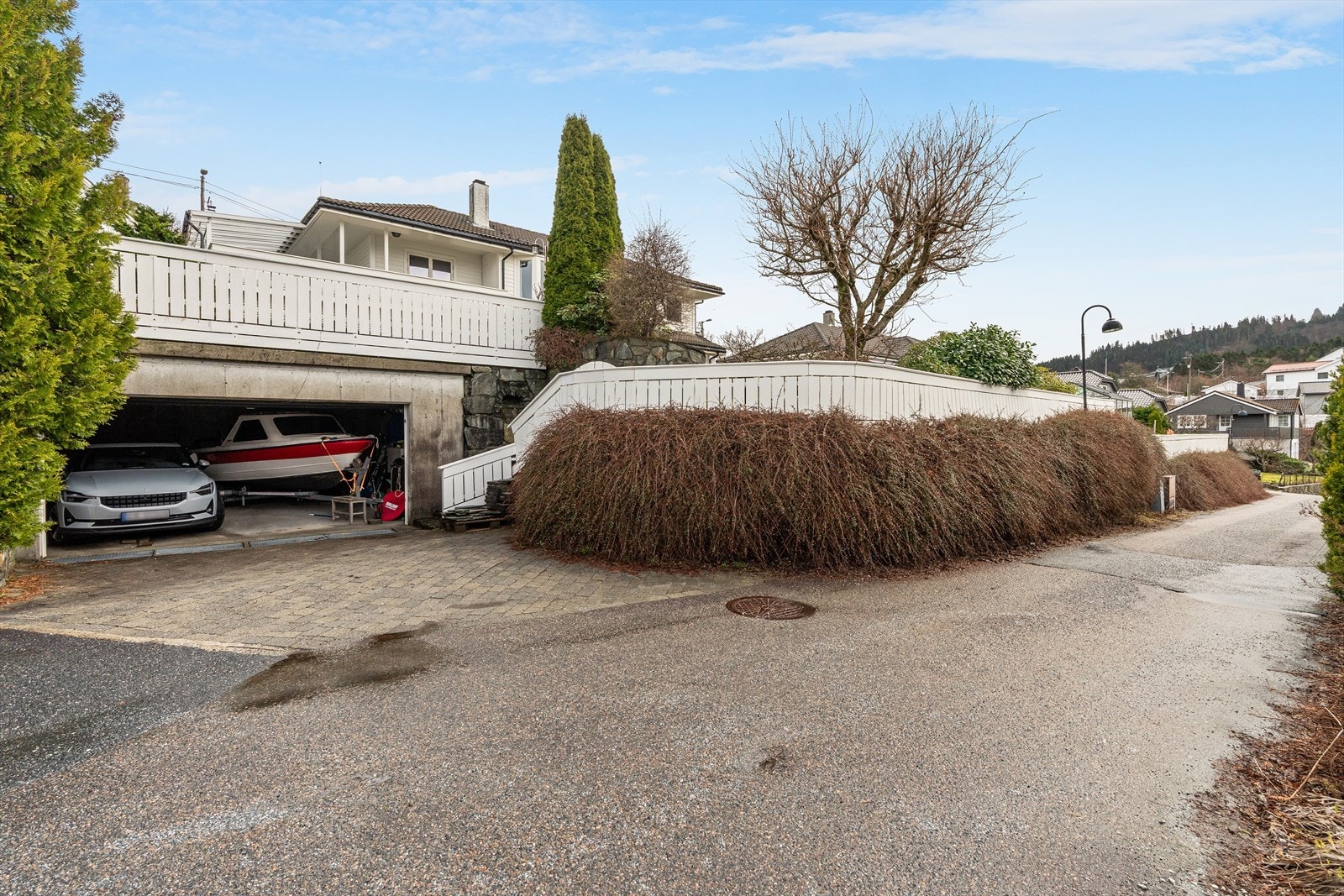Dobbelgarasje under plenen. Ellers er det gode parkeringsmuligheter ved inngangspartiet Galleribilde