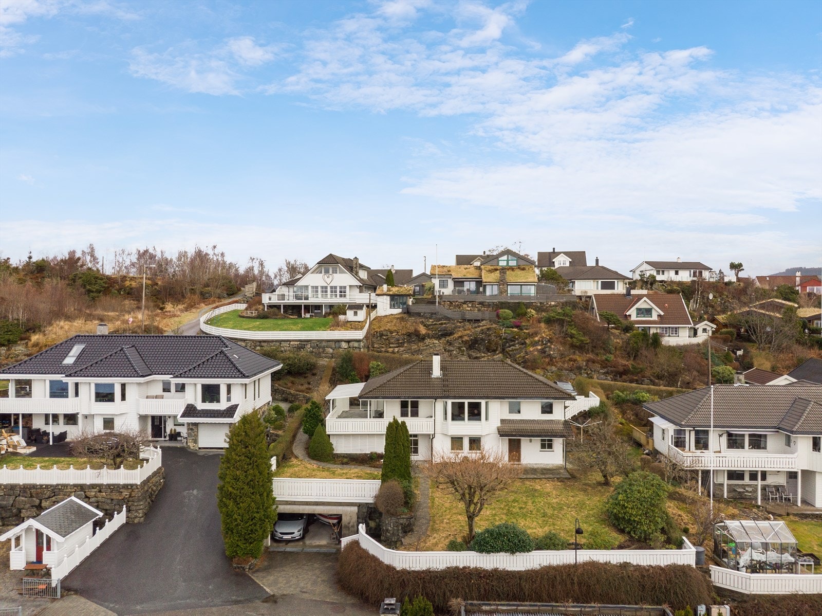 Velkommen til Klauvarinden 52, en flott familiebolig med fleksibel planløsning, gode parkeringsmuligheter, romslig hage og herlig sjøutsikt v/ Jonathan U. Næsse Eiendomsmegler 1 Bergen Sentrum Galleribilde