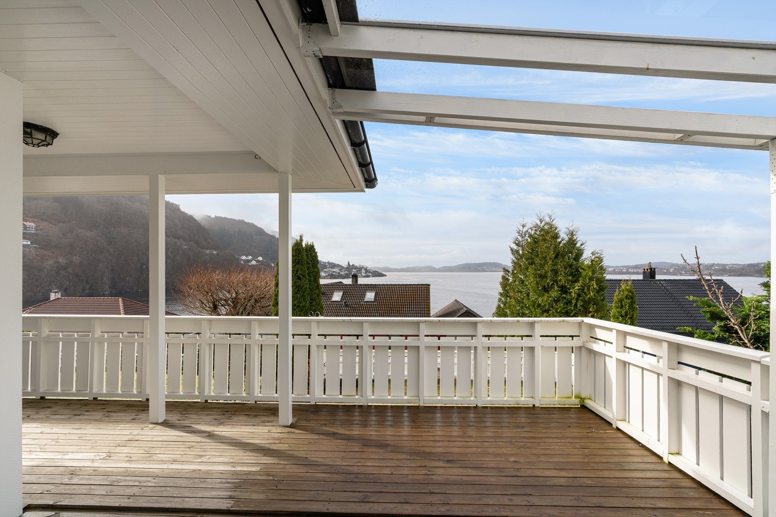 Flott utsikt over nærområdet og langstrakt utsikt utover sjøen Galleribilde