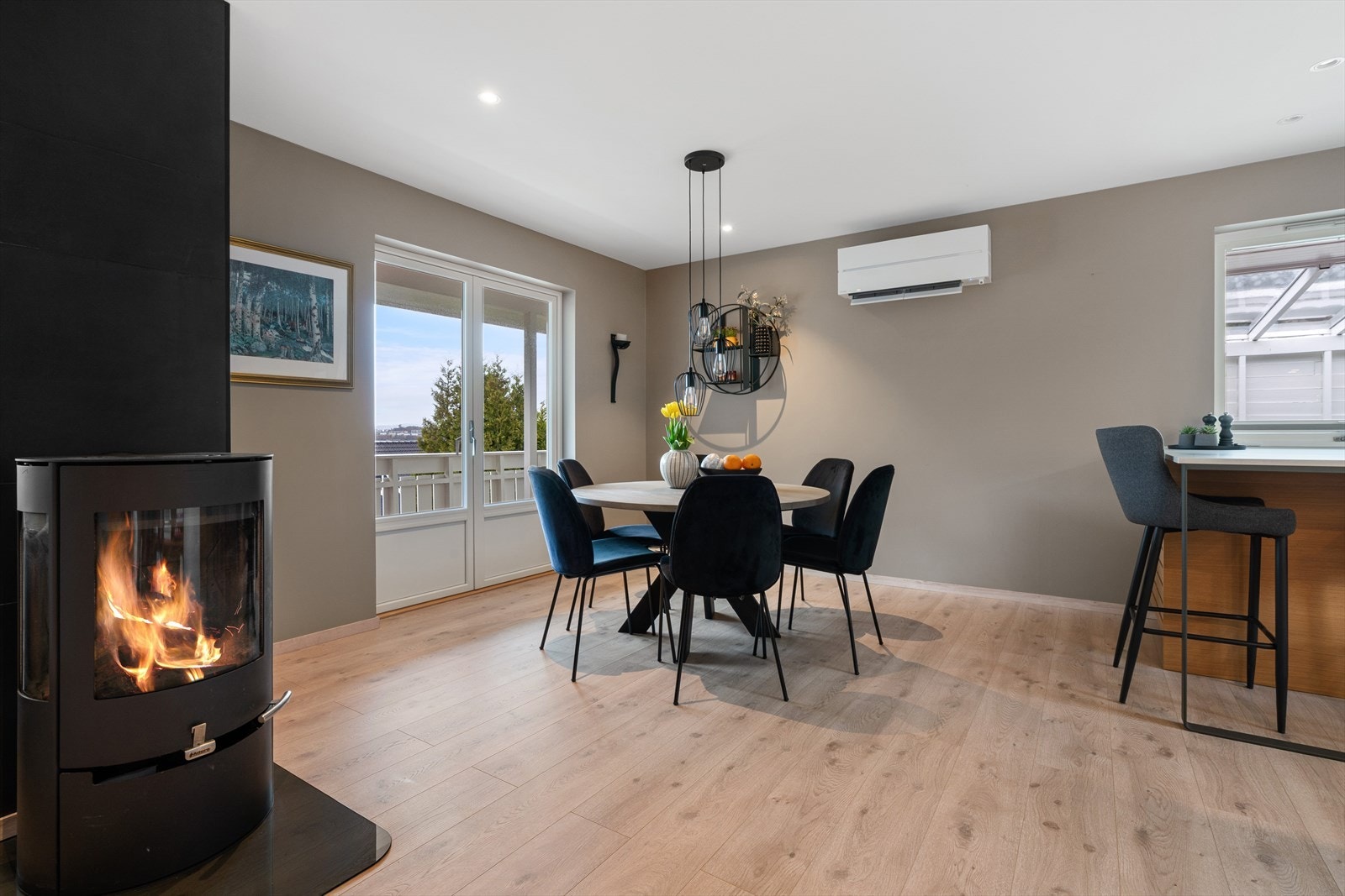 Spiseplass foran en tofløyet balkongdør som viser vei til den 40 kvm. store terrassen Galleribilde