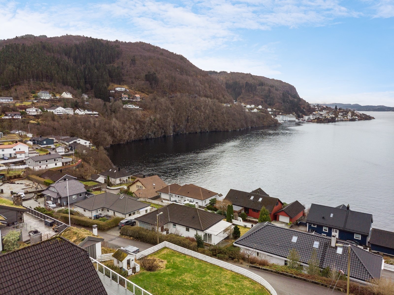 Vakker utsikt mot fjorden og omkringliggende bebyggelse Galleribilde