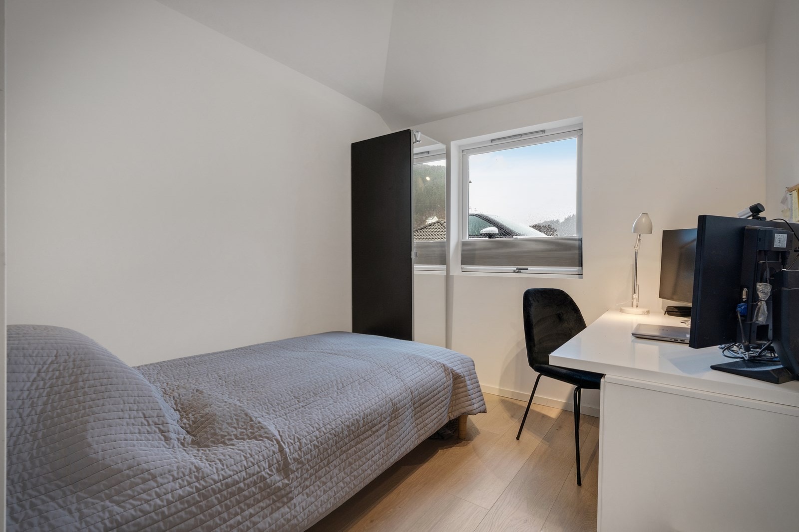 Soverom nr. 3 er blitt benyttet som kontor, og har i tillegg en liten hems Galleribilde