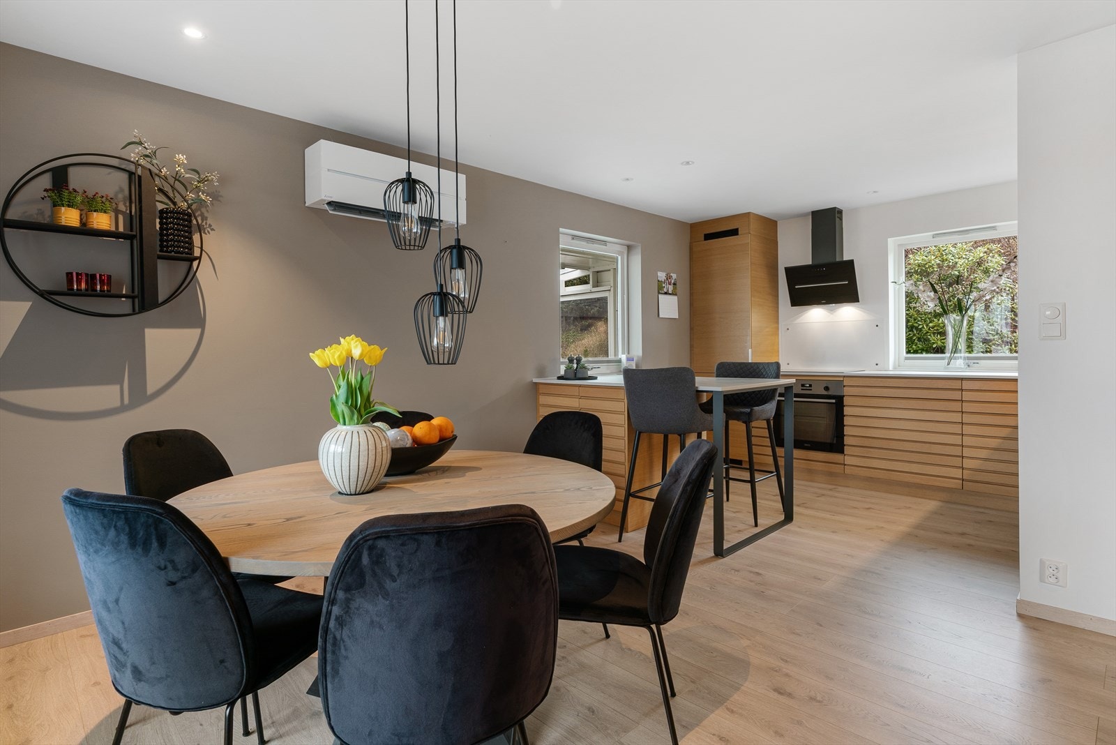 Kjøkkenet fremstår som moderne, stilrent og funksjonelt Galleribilde