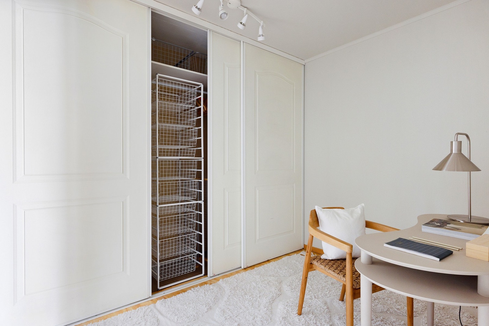 Videre inn fra soverommet er det et romslig omkledningsrom med ytterligere muligheter for oppbevaring. Galleribilde