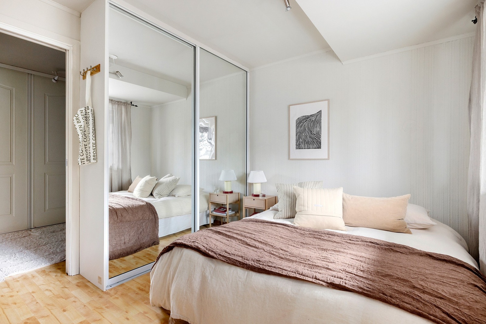 Rommet har fin plass for dobbeltseng med tilhørende nattbord. Skyvedørsgarderoben gir fint med oppbevaringsmuligheter. Galleribilde