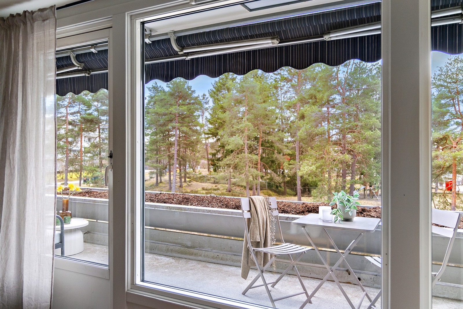 Oppholdsrommet har store vindusflater som gir godt med lysinnslipp. Galleribilde