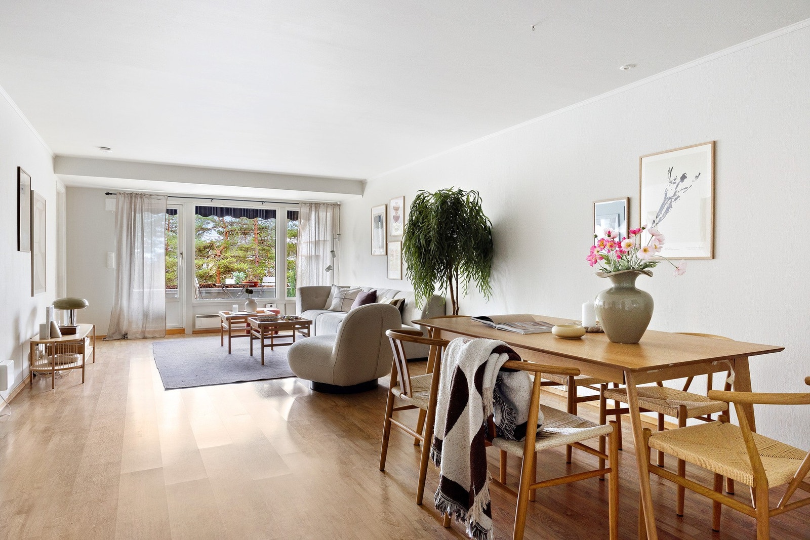 I oppholdsrommet er det også plass til spisebord. Galleribilde