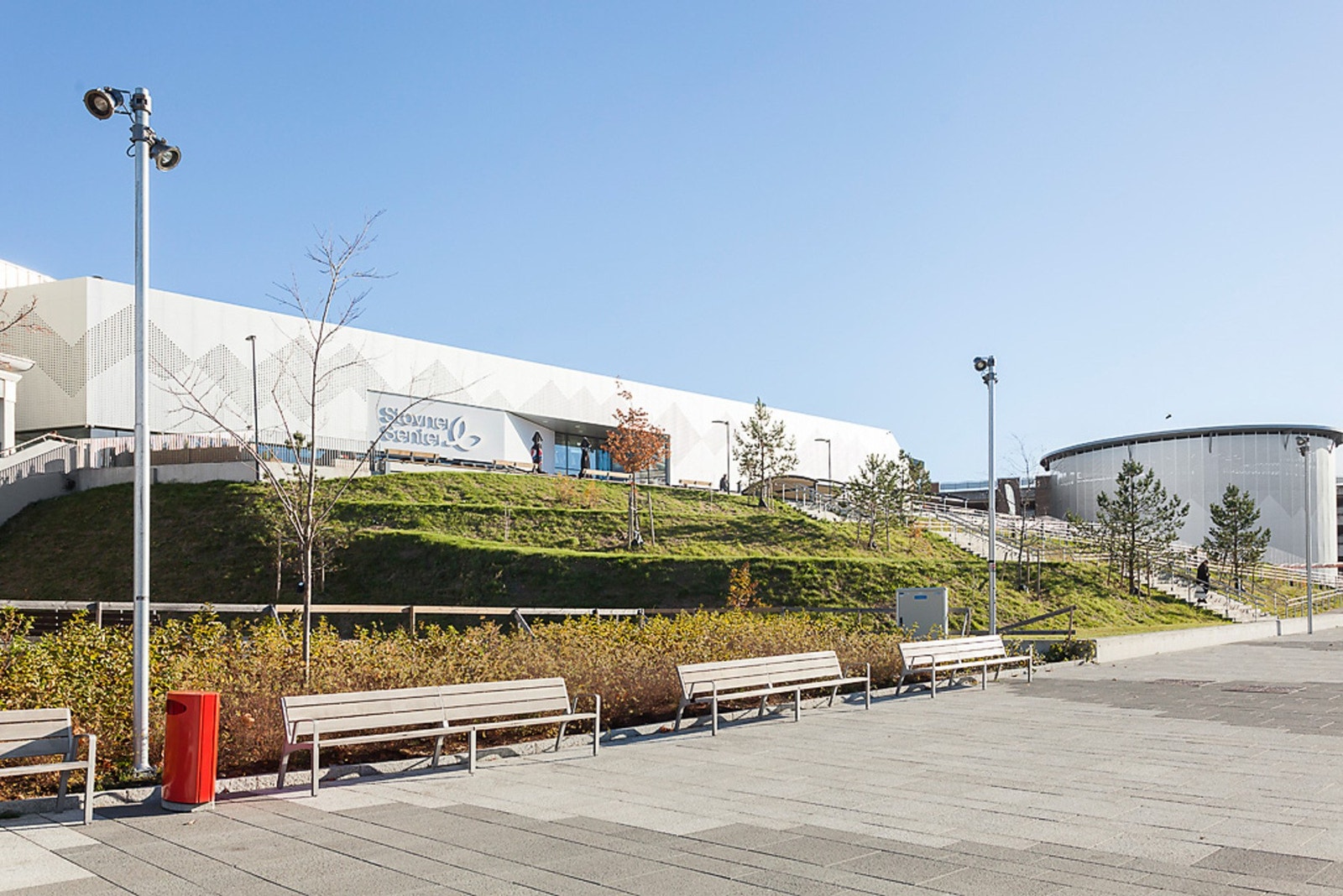 10 min gange i til Stovner Senter med alt av fasiliteter. Her finner du blant annet diverse forretninger, MENY, COOP, bibliotek, vinmonopol, kiropraktor, tannlege m.m. Galleribilde